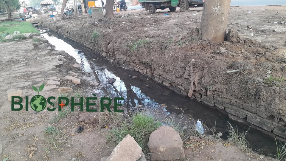 Caniveau rempli d'ordures photo prise à Bamako