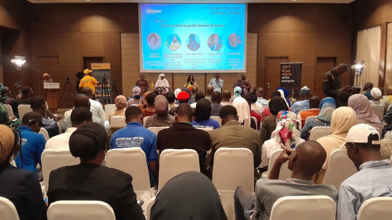 photo panel mine et jeunes filles