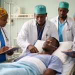 Image générée par IA illustrant un patient sur son lit d’hospitalisation, entouré de médecins.