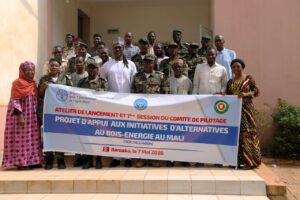 Une photo de famille prise lors de lancement du projet d’appui aux initiatives d’alternatives au bois-énergie au Mali